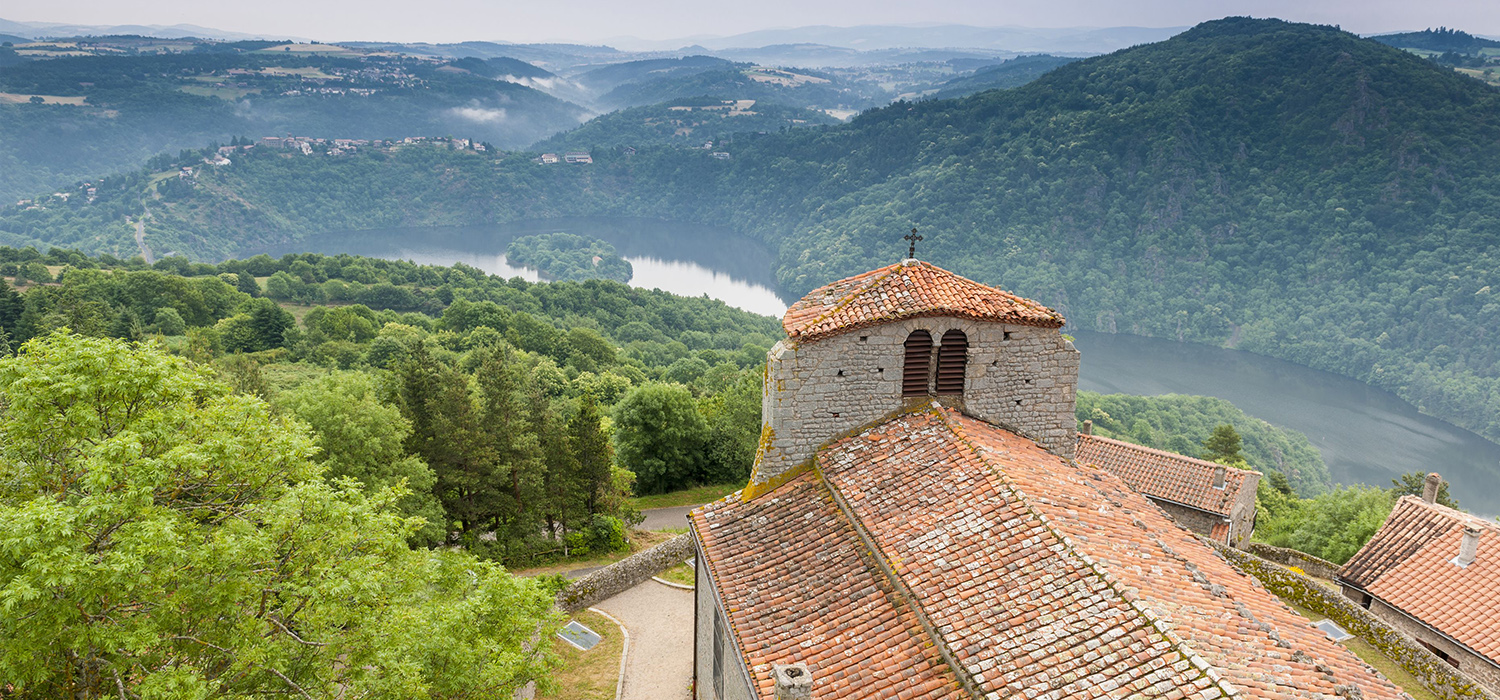 Le tour du château de Ressins Le tour du château de Ressins